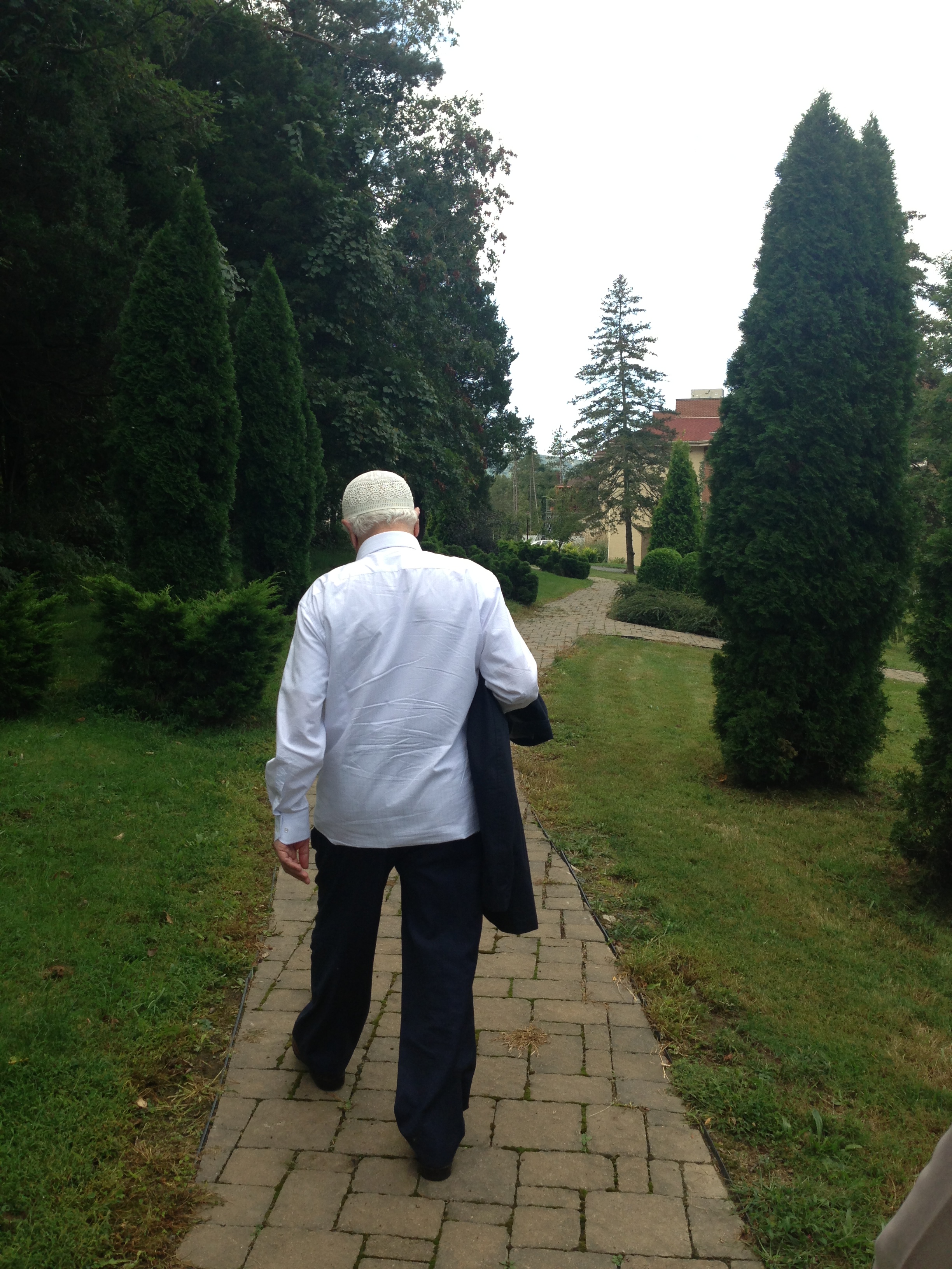 Muhterem Fethullah Gülen Hocaefendi, Cuma namazı için büyük binadaki mescide giderken