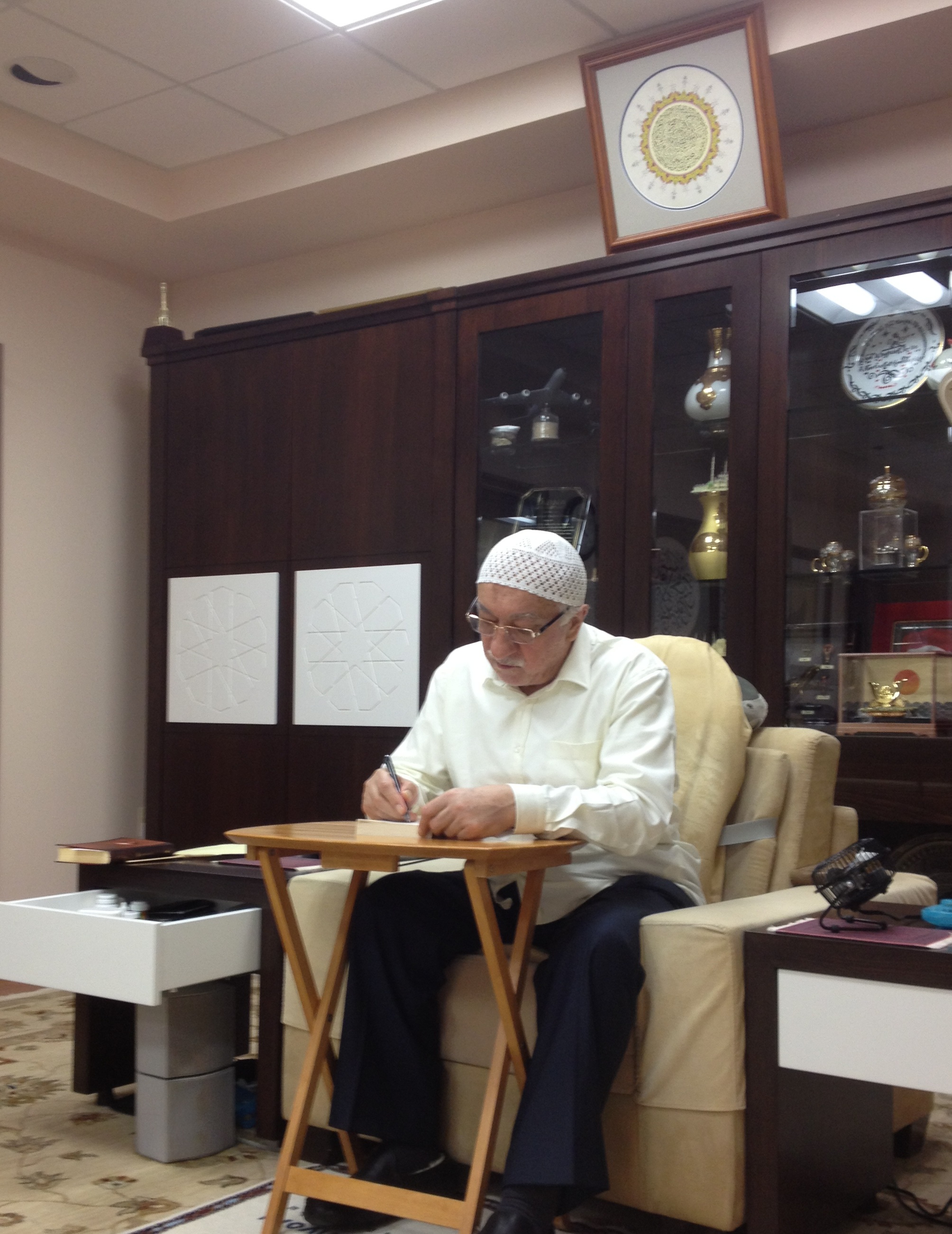 Muhterem Fethullah Gülen Hocaefendi kitap imzalarken