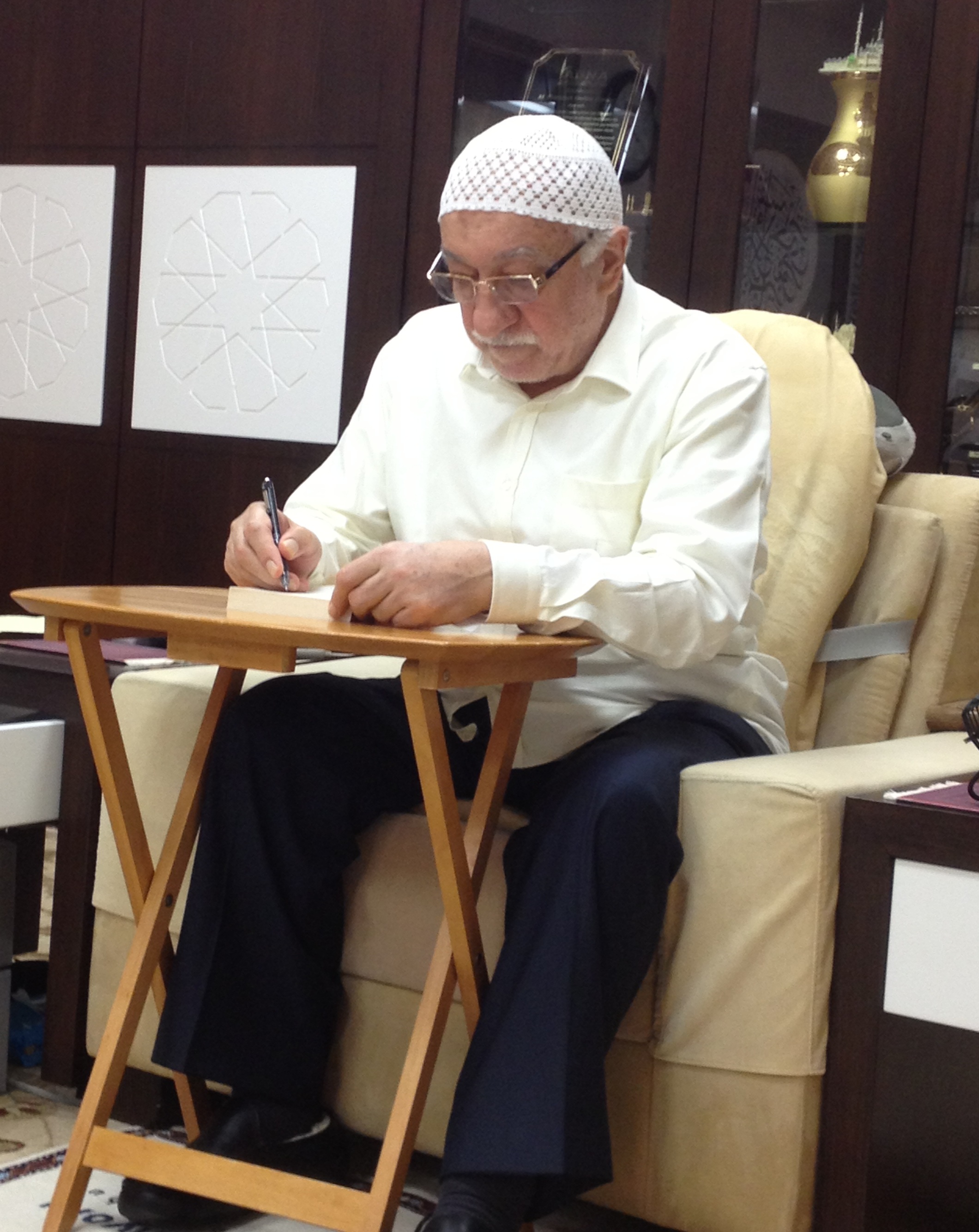 Muhterem Fethullah Gülen Hocaefendi kitap imzalarken