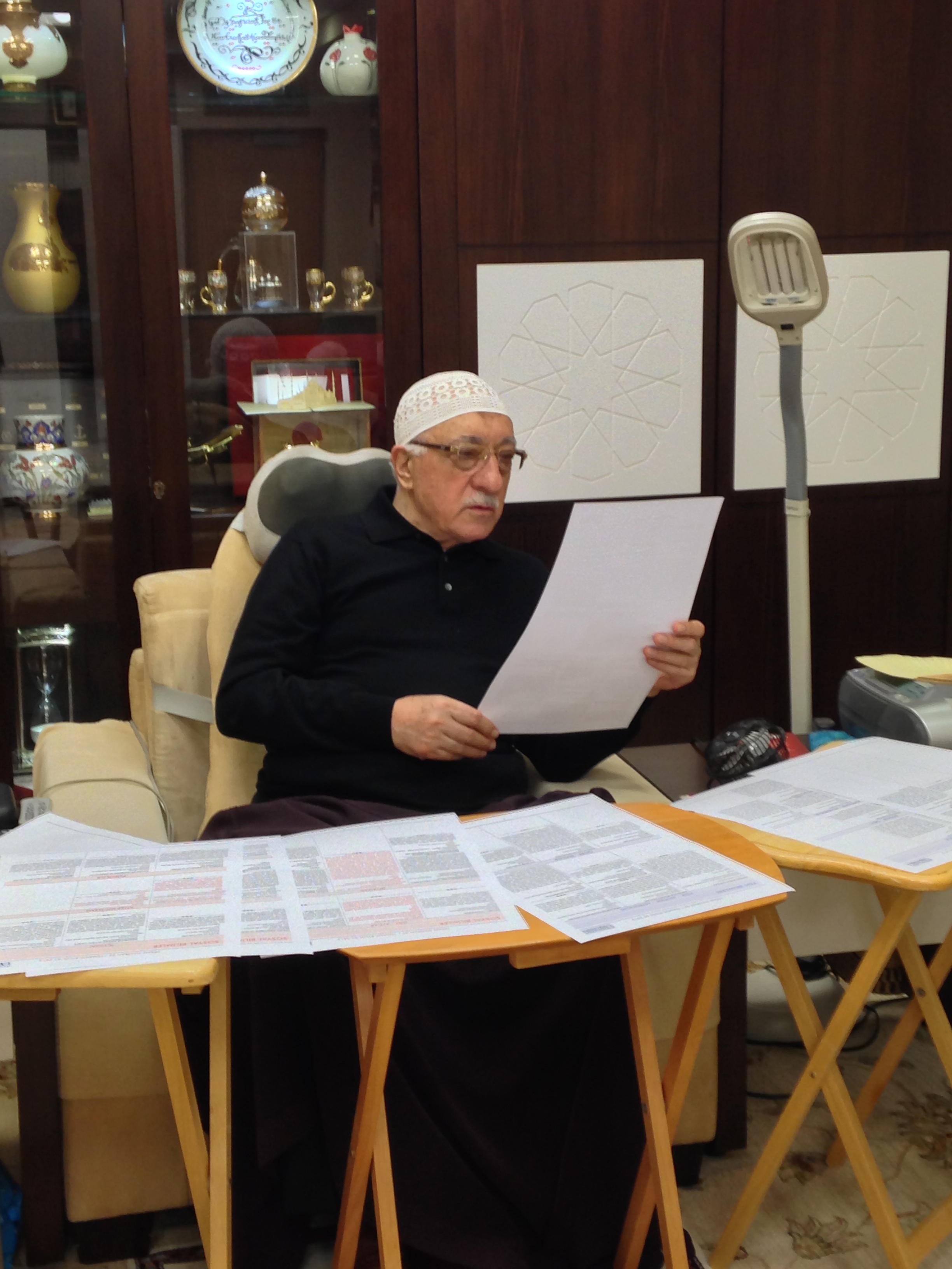 Muhterem Fethullah Gülen Hocaefendi, dergilerin gelecek sayılarında yayınlanacak makaleleri seçerken