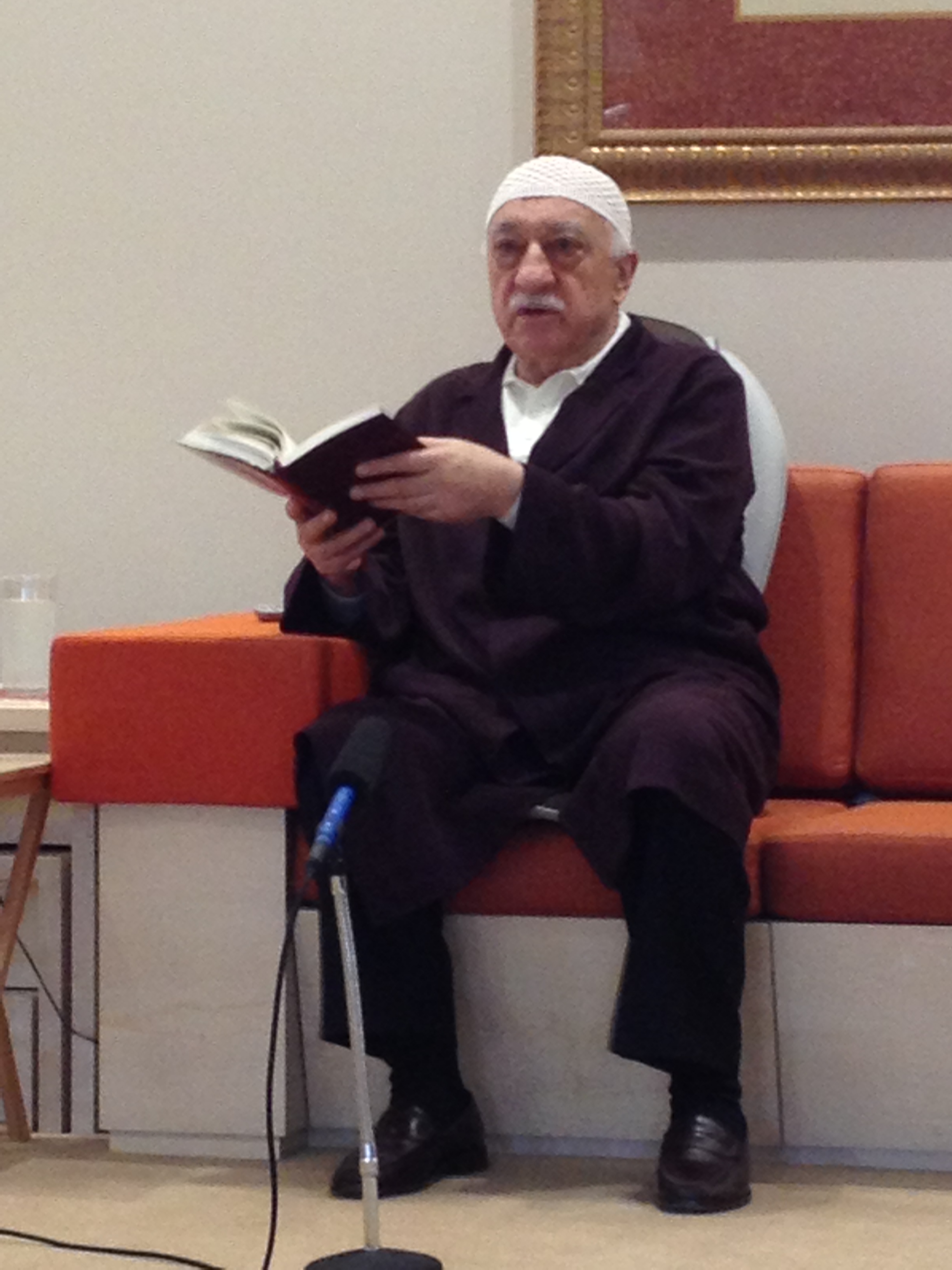Muhterem Fethullah Gülen Hocaefendi, ders sırasında