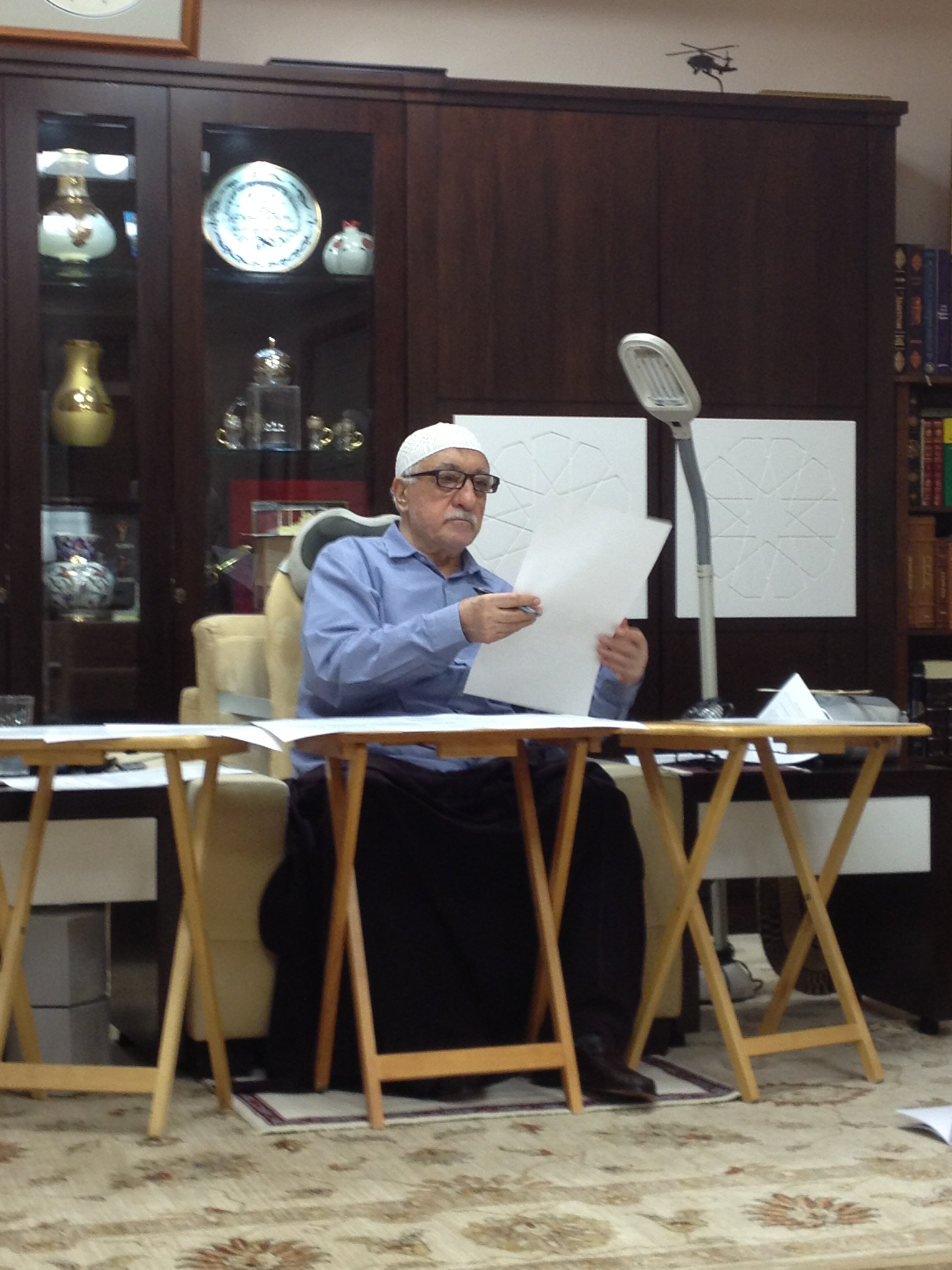 Muhterem Fethullah Gülen Hocaefendi, Yeni Ümit ve Hira dergilerinin gelecek sayılarının mizanpajlarıyla meşgul olurken