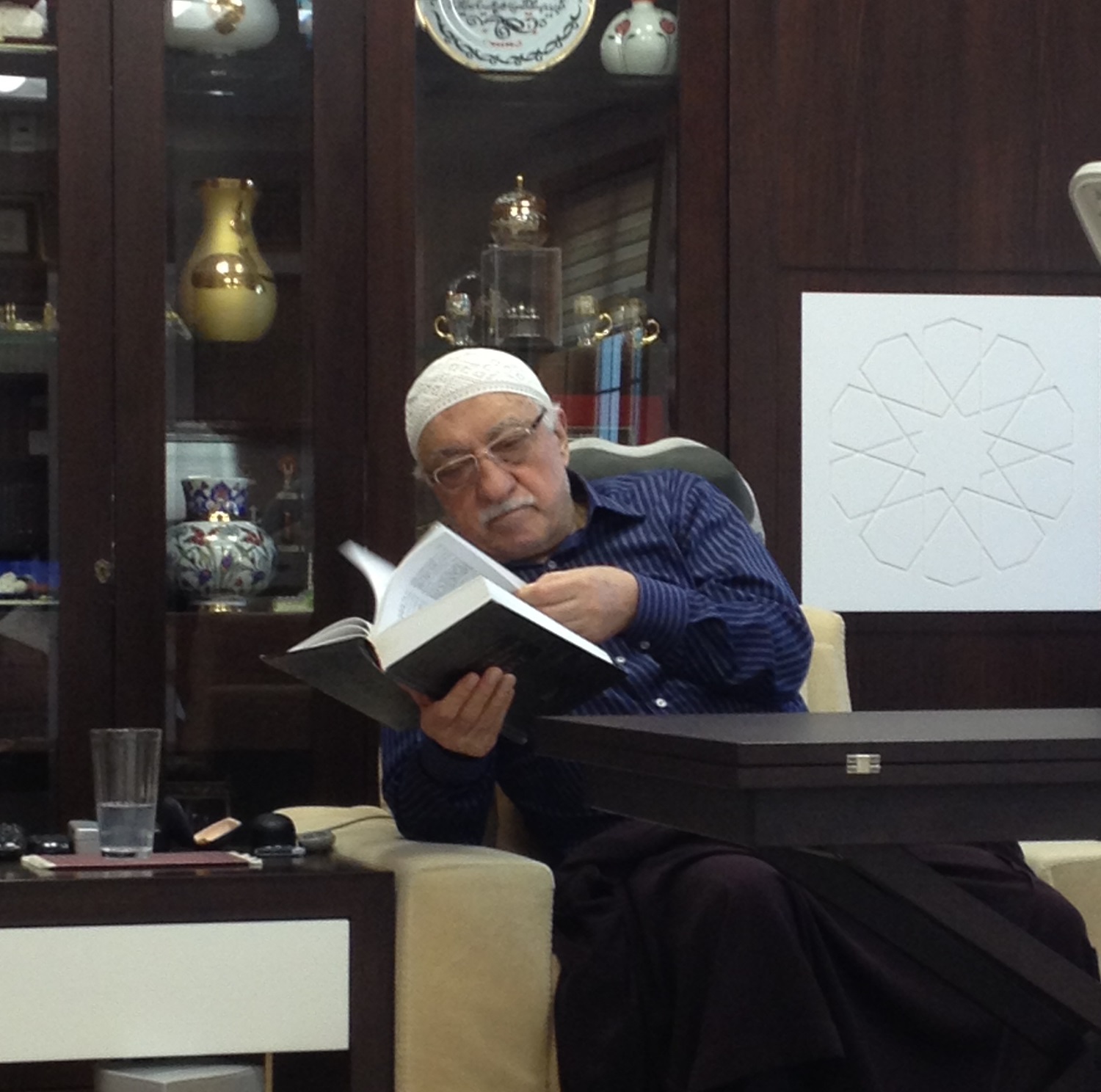 Muhterem Fethullah Gülen Hocaefendi “İnsanlara sözlükleri sevdirmek lazım. Ne olur, kendiniz lügate bakma alışkanlığı kazanmaya çalıştığınız gibi, arkadaşlarınızı, öğrencilerinizi ve çocuklarınızı da sözlüklerle dost yapın!” diyor ve kendisi de hemen her gün birkaç kez sözlüklere müracaat ediyor Muhterem Fethullah Gülen Hocaefendi sözlüğe müracaat ediyor