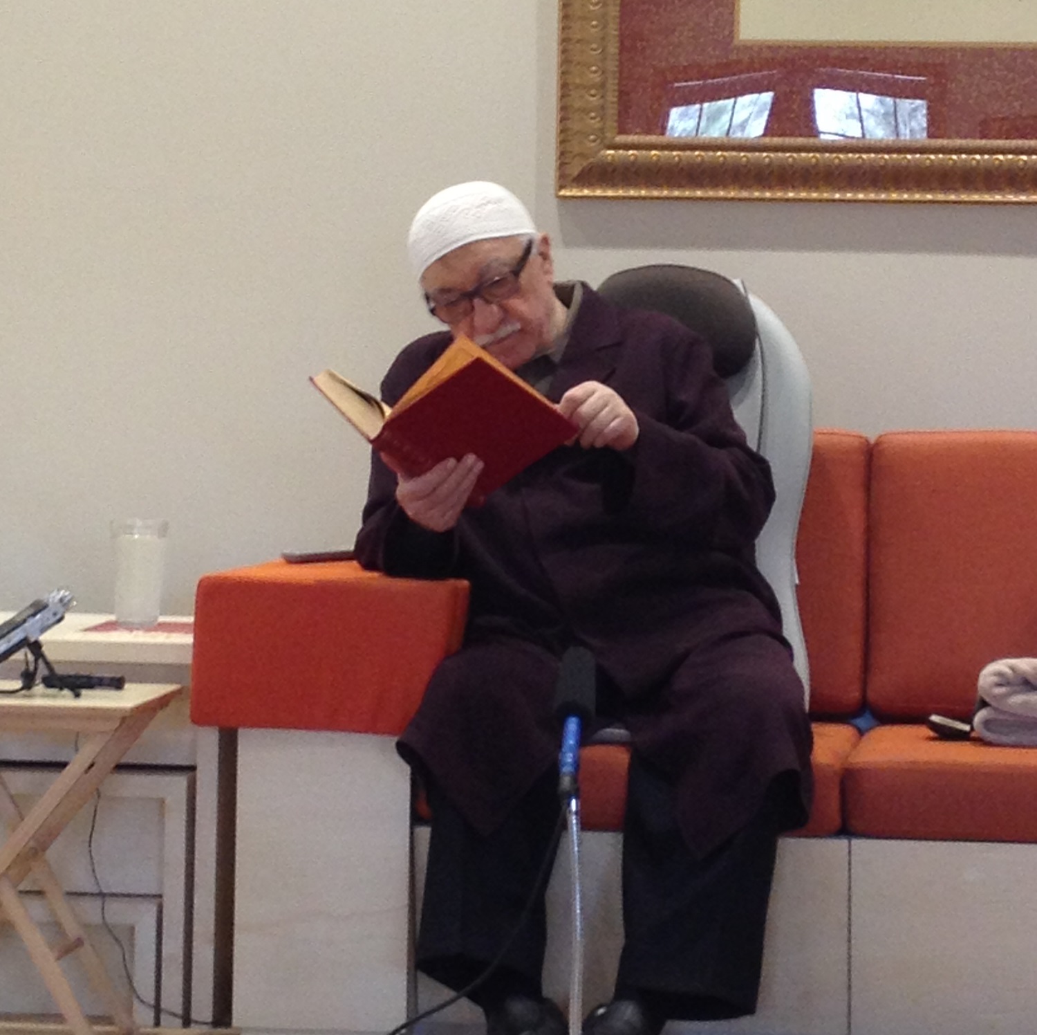 Muhterem Fethullah Gülen Hocaefendi “İnsanlara sözlükleri sevdirmek lazım. Ne olur, kendiniz lügate bakma alışkanlığı kazanmaya çalıştığınız gibi, arkadaşlarınızı, öğrencilerinizi ve çocuklarınızı da sözlüklerle dost yapın!” diyor ve kendisi de hemen her gün birkaç kez sözlüklere müracaat ediyor Muhterem Fethullah Gülen Hocaefendi sözlüğe müracaat ediyor