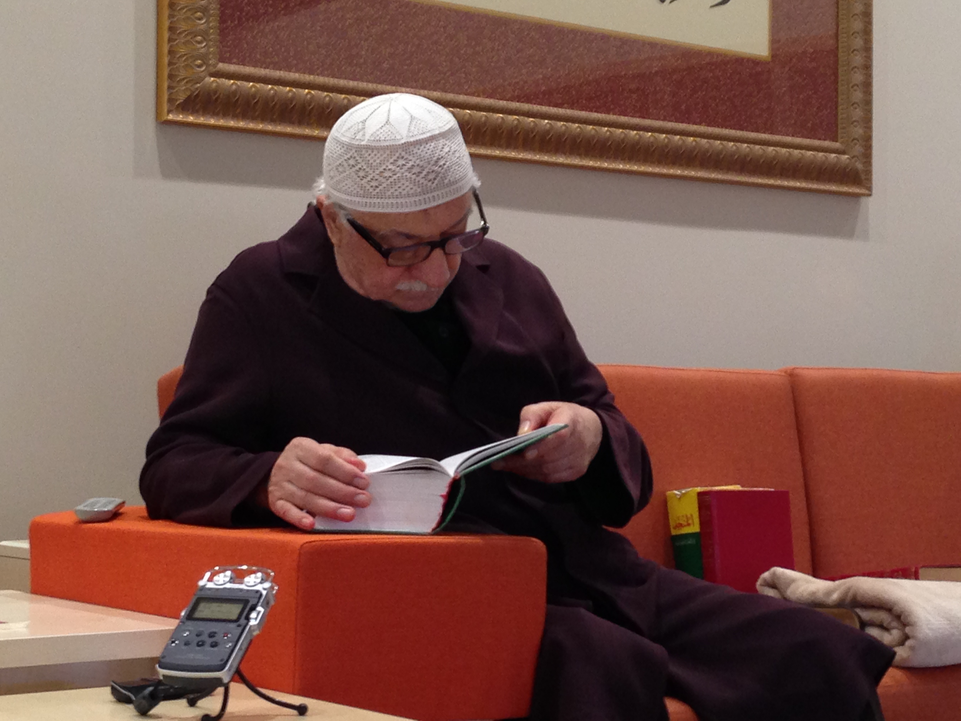 Muhterem Fethullah Gülen Hocaefendi bugünkü derste bir kelimenin farklı manaları için lügate bakarken: Muhterem Fethullah Gülen Hocaefendi bugünkü derste bir kelimenin farklı manaları için lügate bakarken