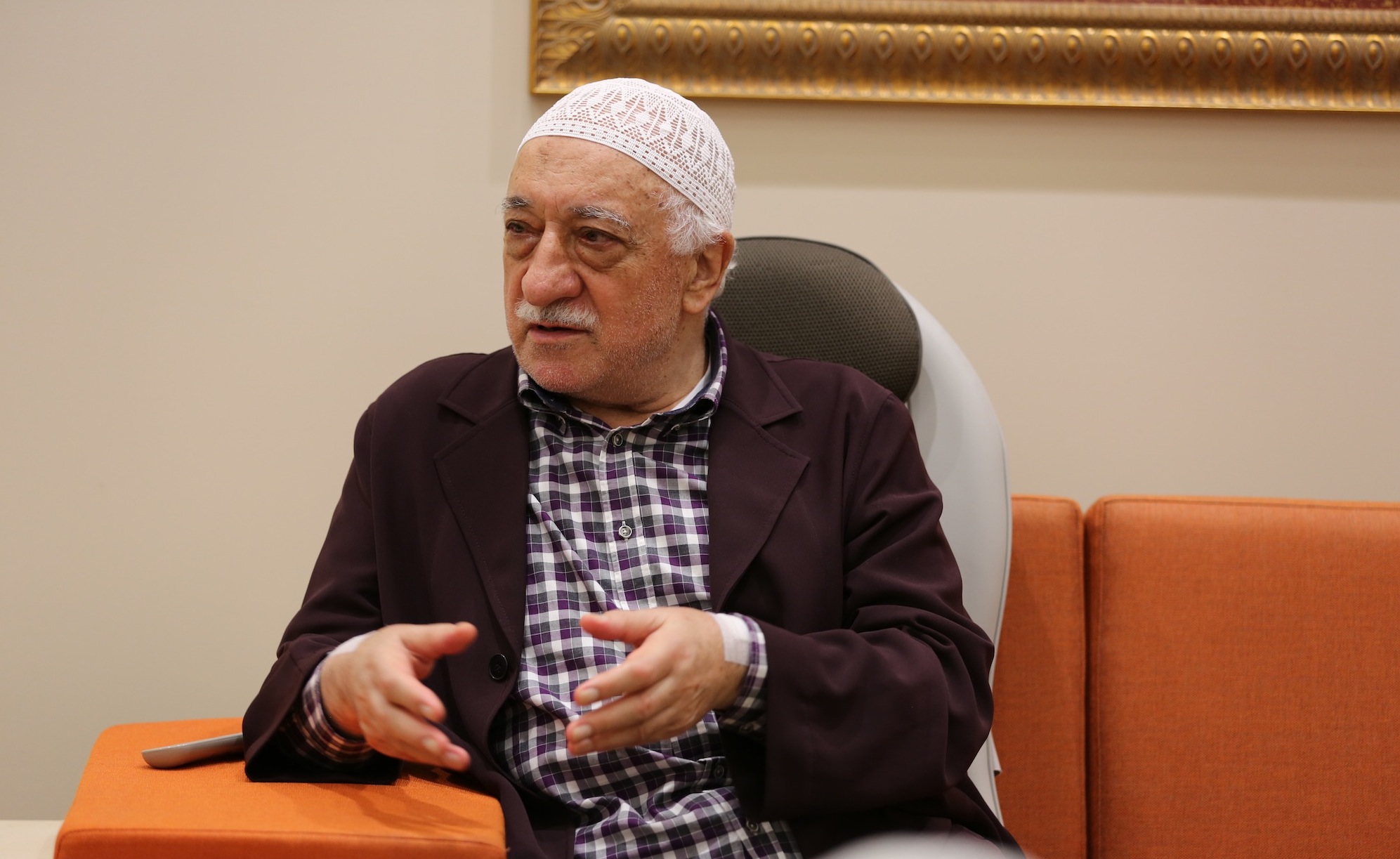 Muhterem Fethullah Gülen Hocaefendi bir hasbihal esnasında...