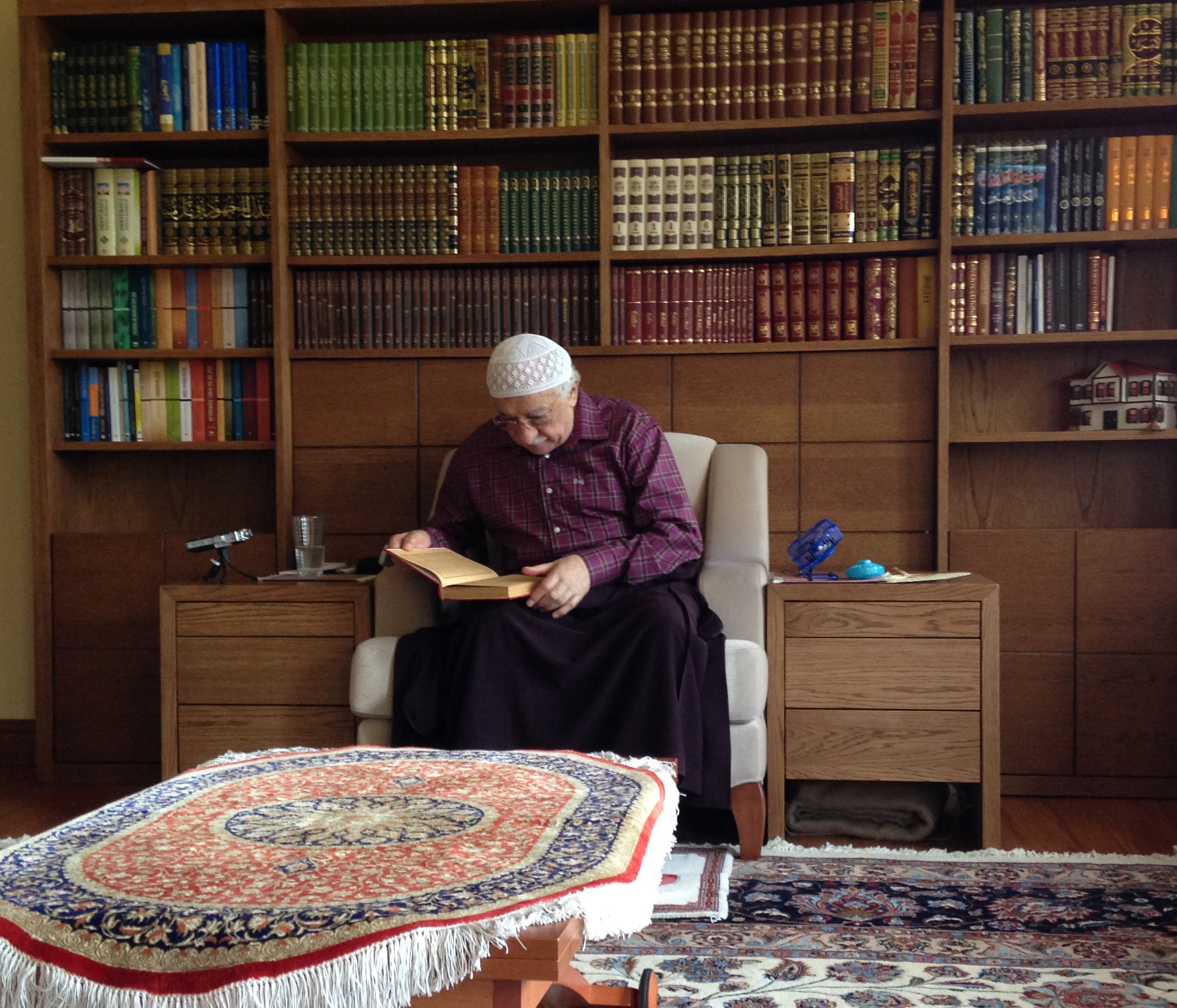 Muhterem Fethullah Gülen Hocaefendi Tefsir dersinde bir kelimenin farklı manaları için lügate bakarken