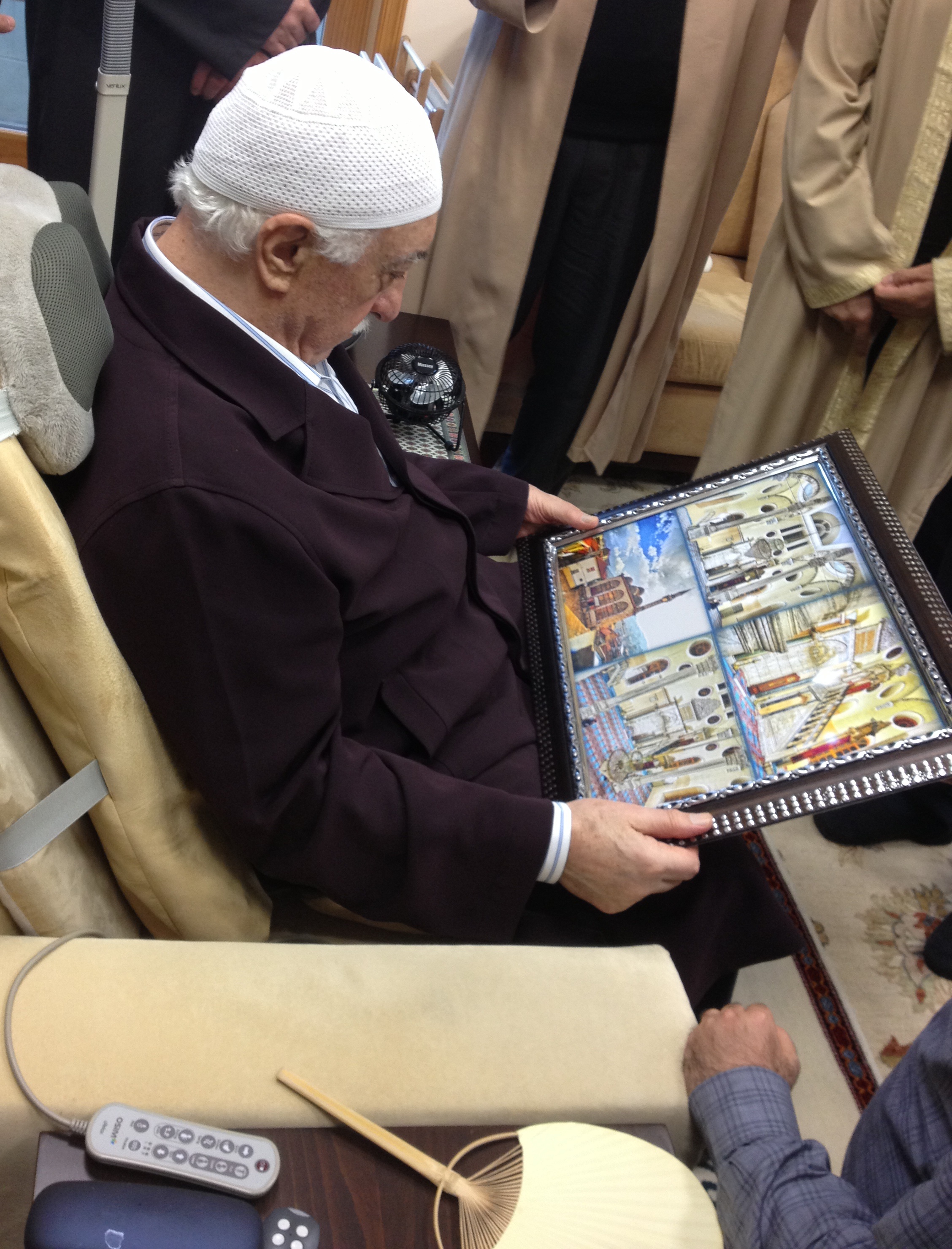 Muhterem Fethullah Gülen Hocaefendi, Kestanepazarı tablosuna bakarak camiyi, yurdu ve tahta kulübeyi tarif edip hatıralarını anlatırken