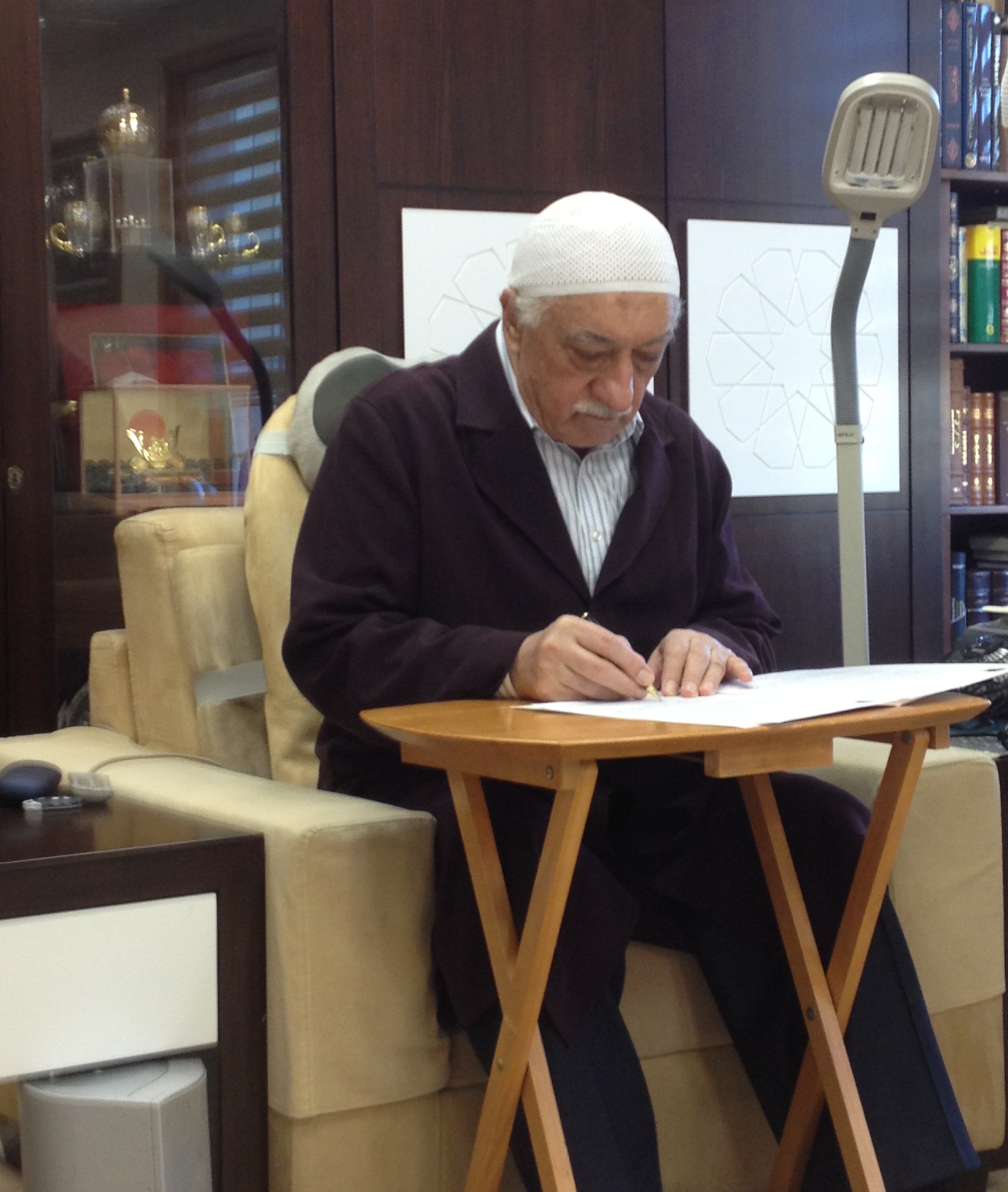 Muhterem Fethullah Gülen Hocaefendi Senegal'de düzenlenecek olan konferansa göndereceği mesajı imzalarken