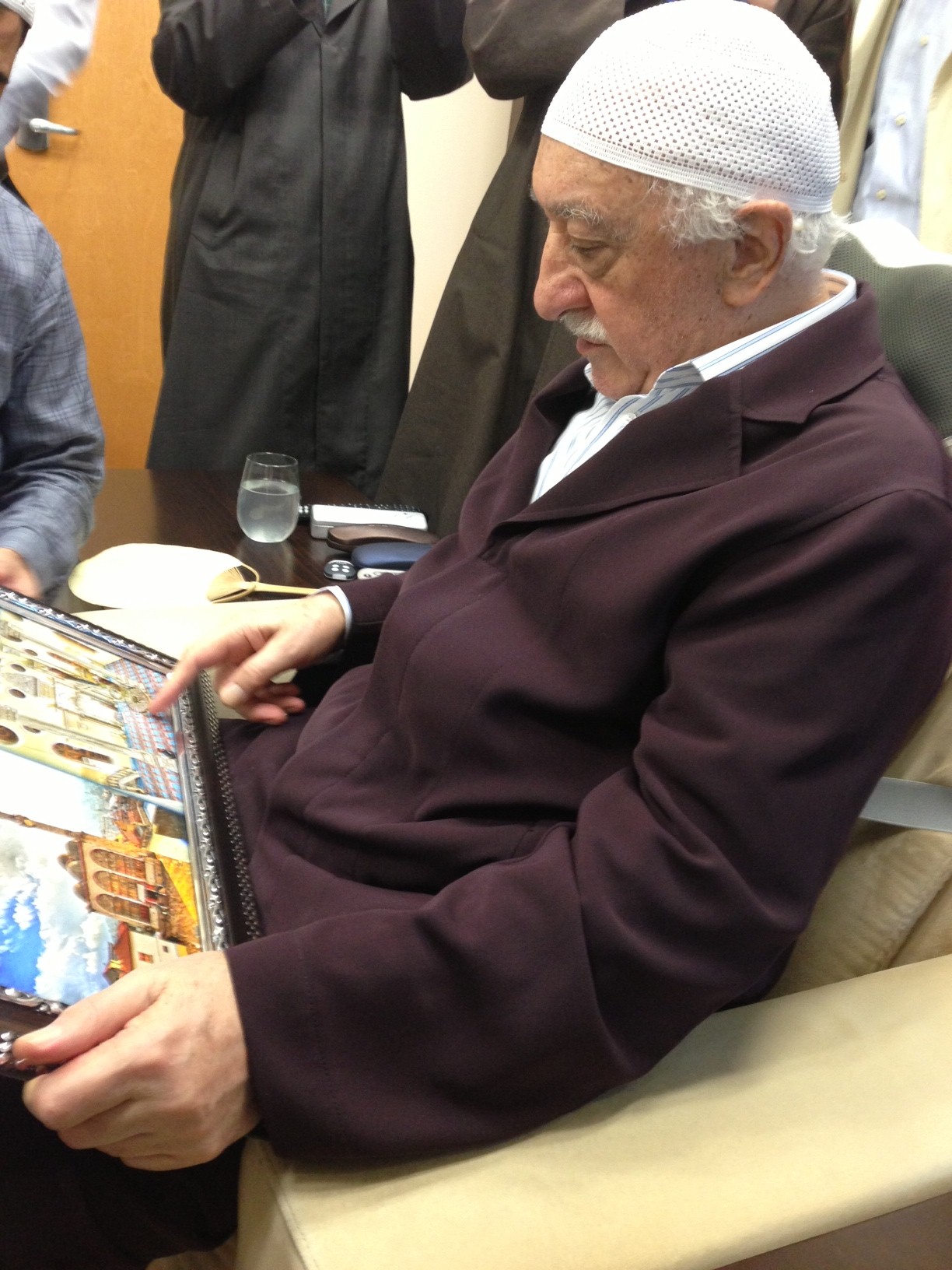 Fotoğraf: Muhterem Fethullah Gülen Hocaefendi, Kestanepazarı tablosuna bakarak camiyi, yurdu ve tahta kulübeyi tarif edip hatıralarını anlatırken