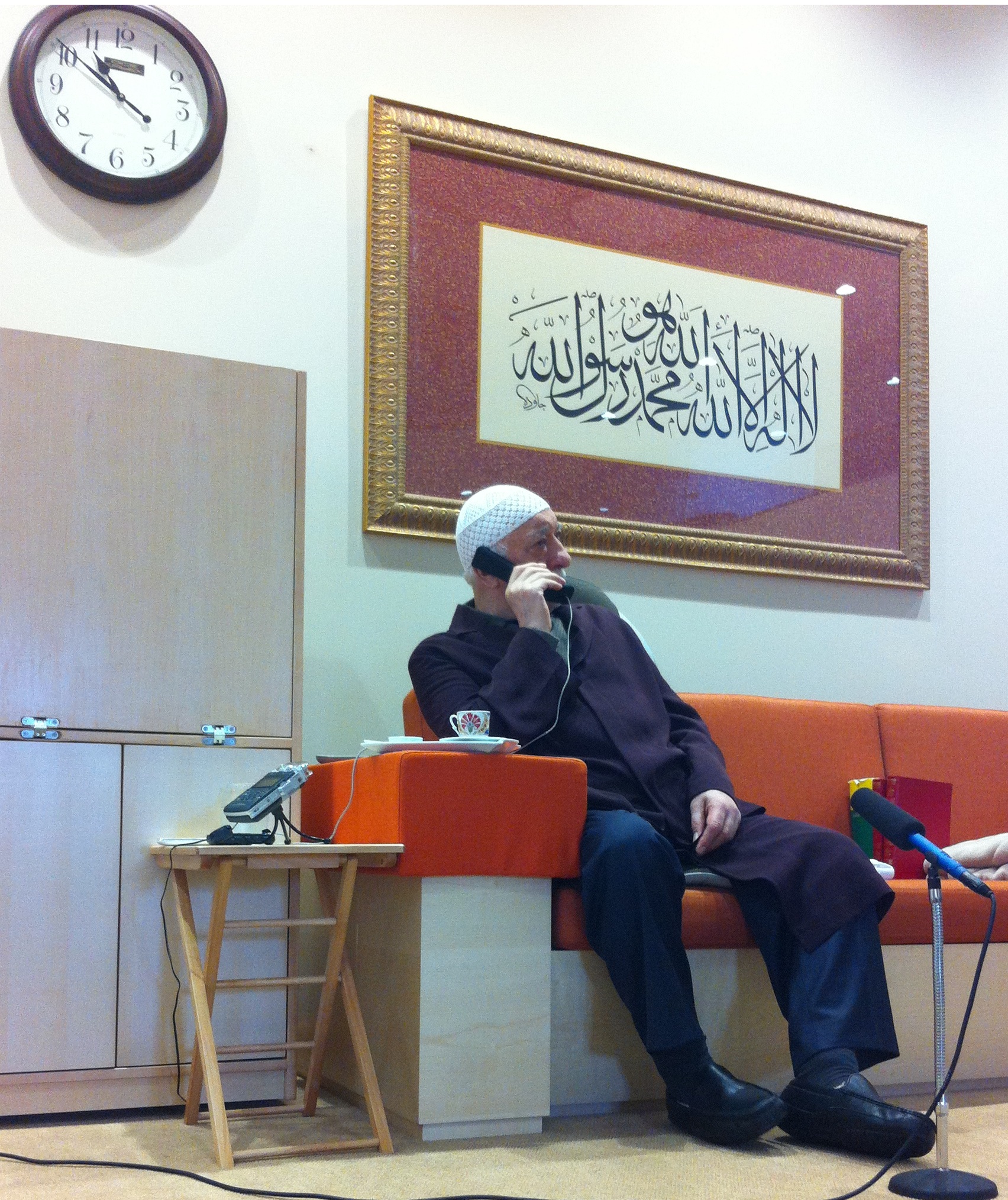 Bu sabahki iki ders arasında Muhterem Fethullah Gülen Hocaefendi telefonla konuşurken: