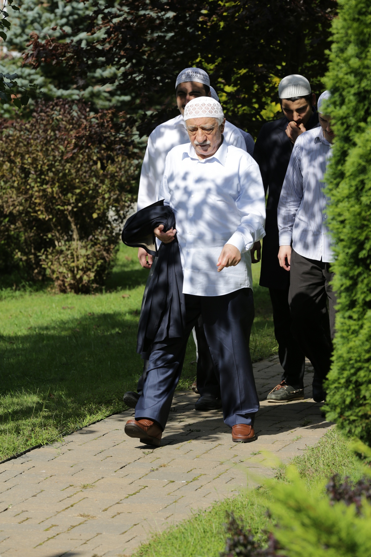 Muhterem Fethullah Gülen Hocaefendi, Cuma namazı için büyük binadaki mescide giderken…