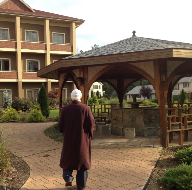 Muhterem Fethullah Gülen Hocaefendi vatanımızdaki cami avlularını hatırlatan ve sıla hasretimizi azaltan şadırvanımızın önünde