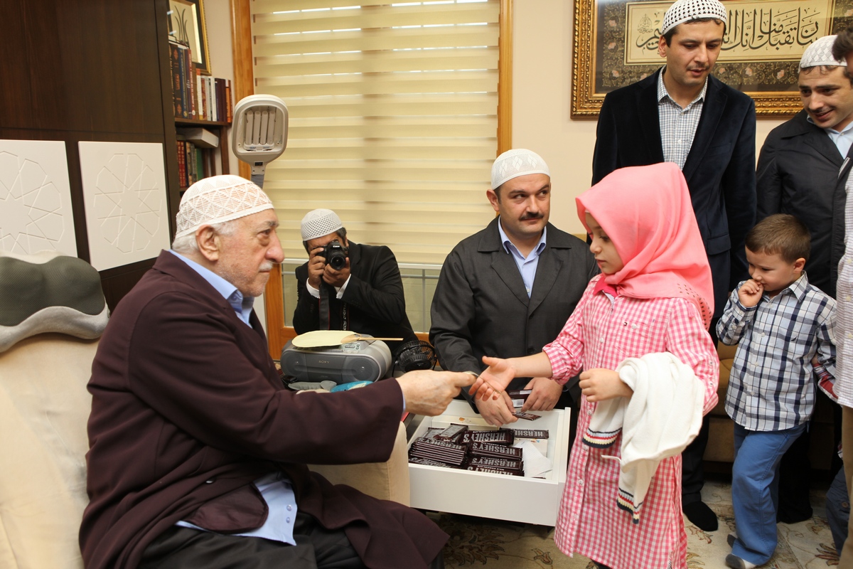 Muhterem Fethullah Gülen Hocaefendi çocuklara bayram harçlığı ve çikolata dağıtırken