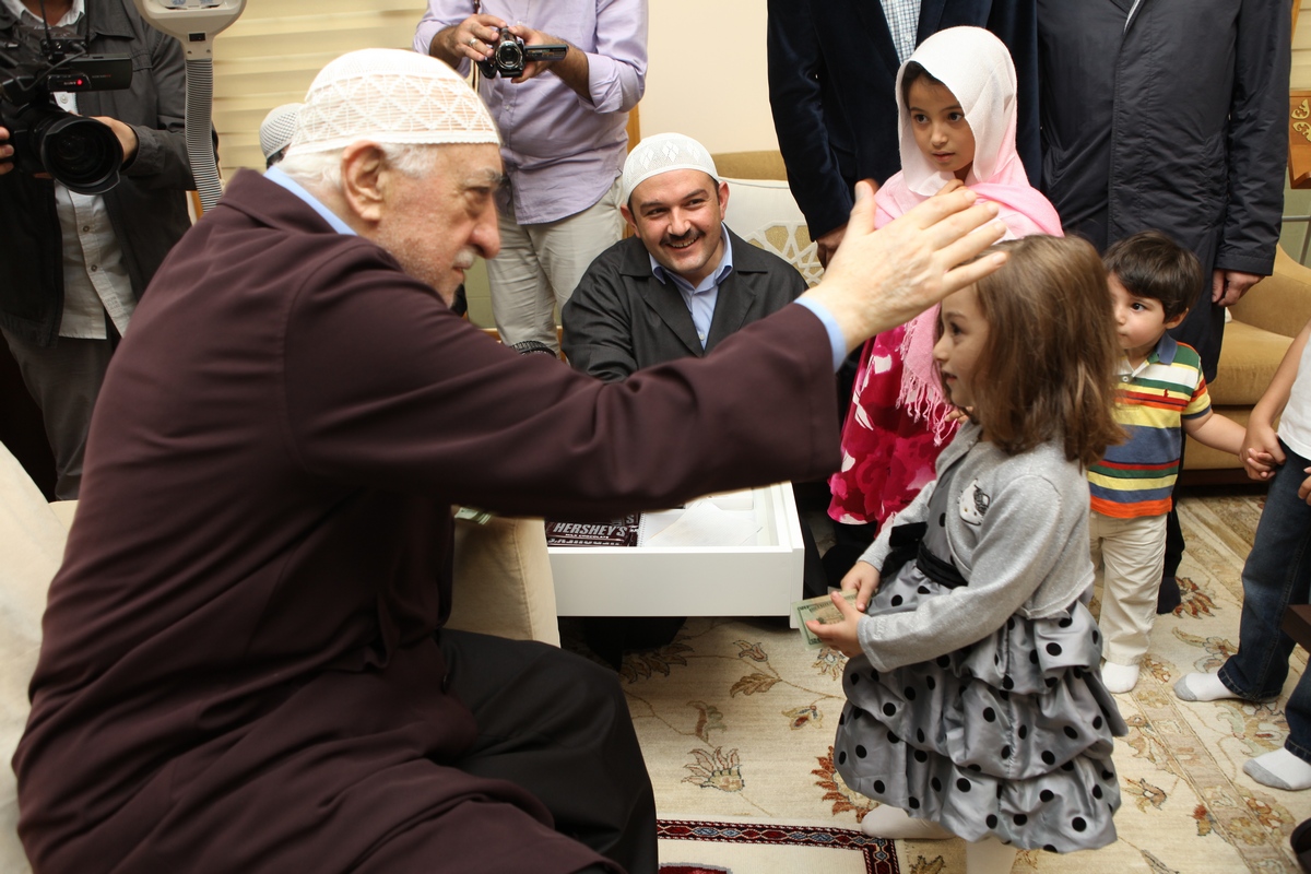 Muhterem Fethullah Gülen Hocaefendi çocuklara bayram harçlığı ve çikolata dağıtırken
