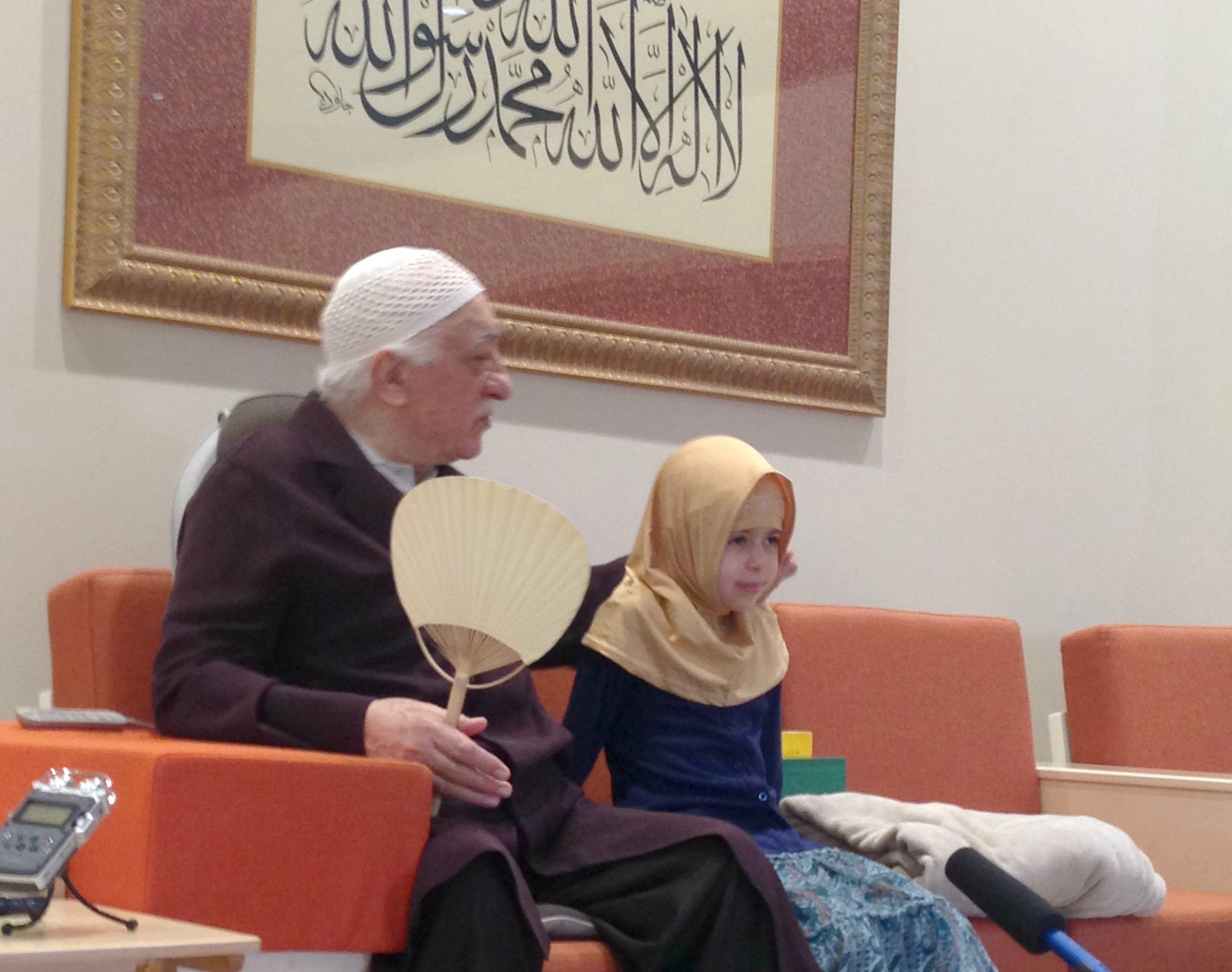 Muhterem Fethullah Gülen Hocaefendi ders arasında, ezberlediği sûreyi kendisine okumak isteyen küçük misafirimiz Halime Okur kardeşimizi dinledi.