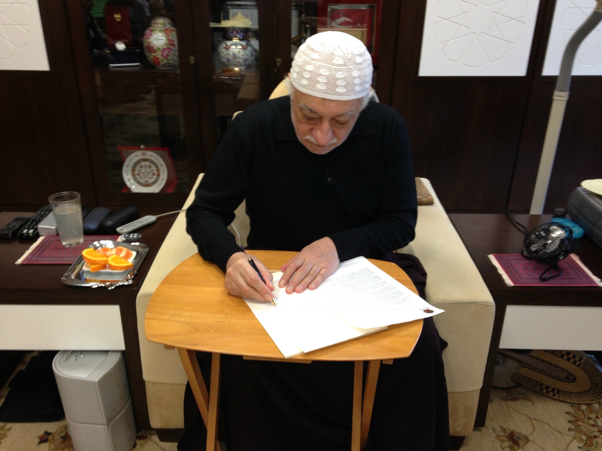 Muhterem Fethullah Gülen Hocaefendi, IRMAK Televizyonu’nun yayın hayatına başlayışı münasebetiyle gönderdiği tebrik mesajını imzalarken