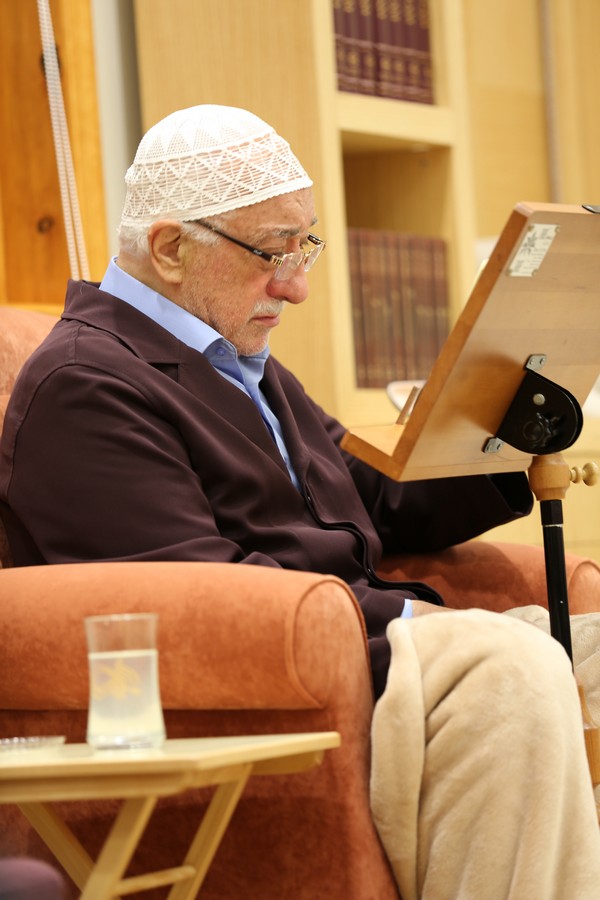 Muhterem Fethullah Gülen Hocaefendi bayram sabahı ümmet-i Muhammed (aleyhissalatü vesselam) ve bütün insanlık için dua ederke