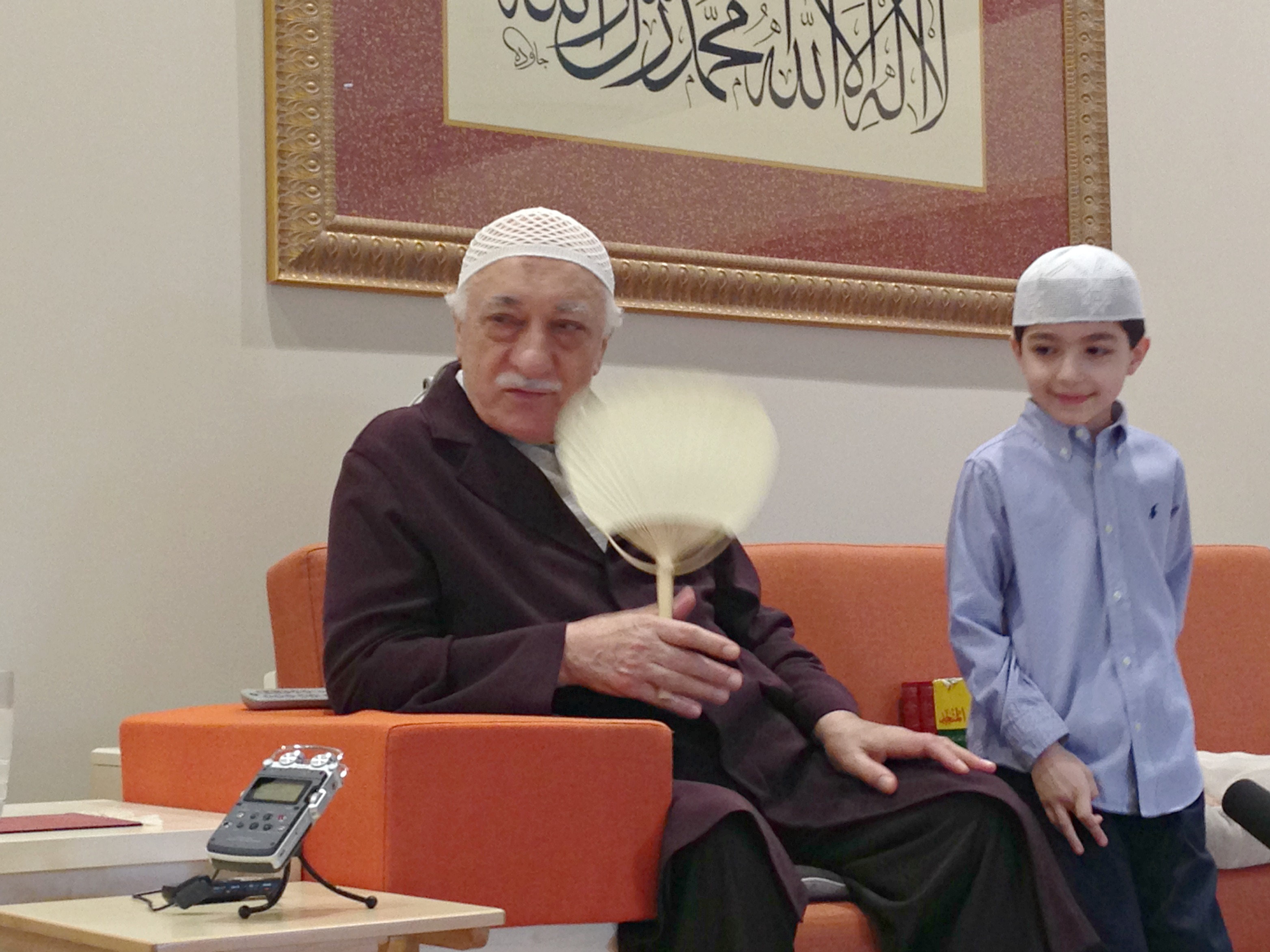 Muhterem Fethullah Gülen Hocaefendi ders arasında, ezberlediği sûreyi kendisine okumak isteyen küçük misafirimiz Selim Çalış kardeşimizi dinledi