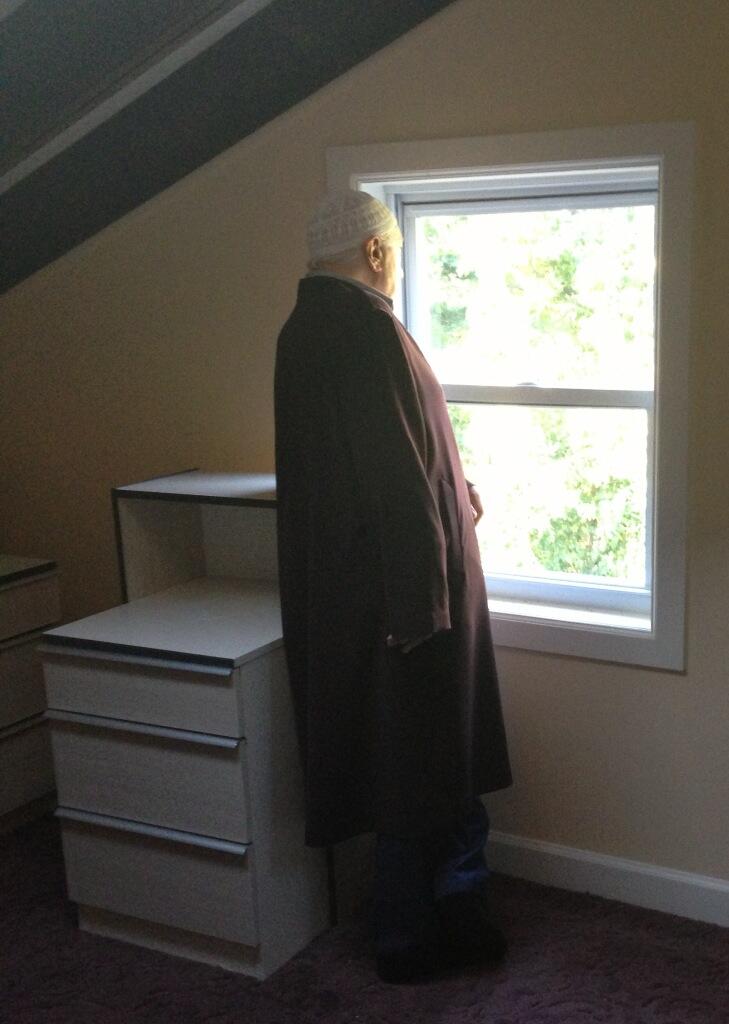 Muhterem Fethullah Gülen Hocaefendi tamir edilen evimize taşındıktan sonra daha kendileri yerleşmeden bizim çatı katındaki odalarımızı şereflendirirken