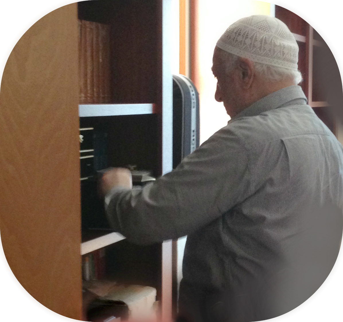 Muhterem Fethullah Gülen Hocaefendi Tamir Edilen Odasına Geçmek İçin Eşyalarını Toplarken