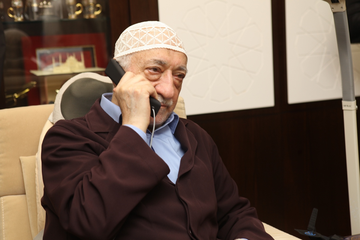 Muhterem Fethullah Gülen Hocaefendi telefonda bayramlaşırken